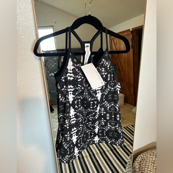 Fabletics Work Out Tank - Picture 2 of 8